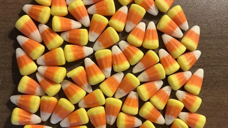 Samo oni sa sokolovim očima mogu ovo riješiti: Pronađite dva uljeza među ovim bombonima