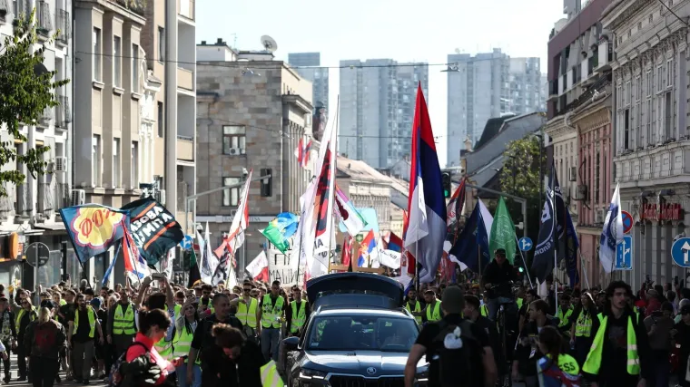 Prosvjednici u Srbiji traže kraj Vučićeva režima: 'Jurit ću ih dok sam živa...'