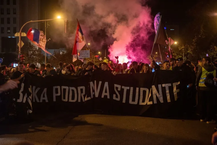 Danima pješačili do Novog Sada: Na Mostu slobode student kleknuo i zaprosio djevojku!