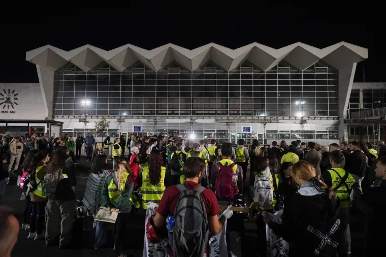Danima pješačili do Novog Sada: Na Mostu slobode student kleknuo i zaprosio djevojku!