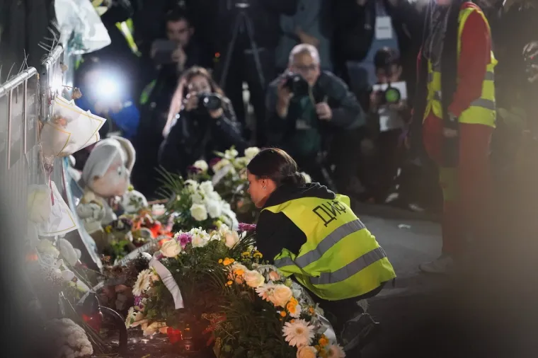 Danima pješačili do Novog Sada: Na Mostu slobode student kleknuo i zaprosio djevojku!