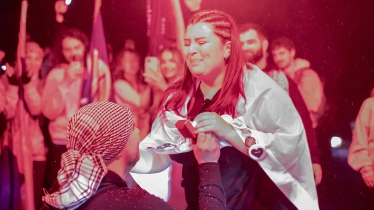 Danima pješačili do Novog Sada: Na Mostu slobode student kleknuo i zaprosio djevojku!