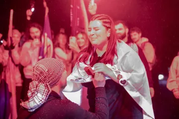 Danima pješačili do Novog Sada: Na Mostu slobode student kleknuo i zaprosio djevojku!