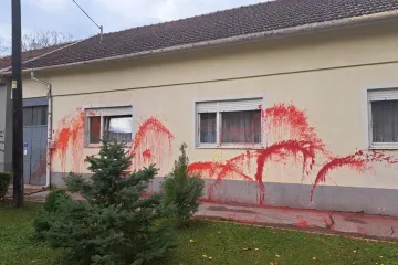 Hrvatu u Subotici kuću zalili crvenom bojom: 'Zovu me ustašom, kažu da će me zaklati'
