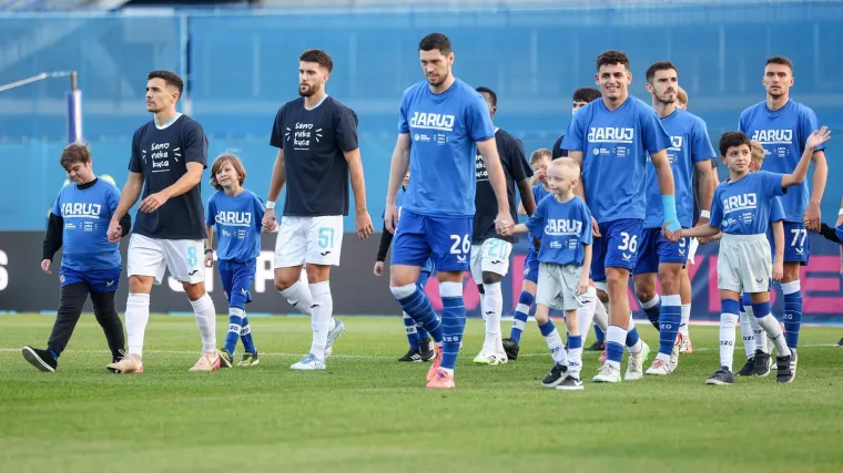 Srčana akcija na Maksimiru: Igrači Dinama i Rijeke razveselili mališane s 'nevidljivim' stanjem