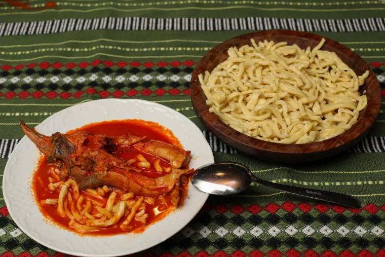 Čiča Mića i zaboravljeni recepti Posavine: Šaran na voštjeru i riblji paprikaš s Mostina