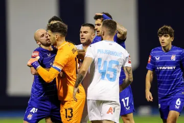 Pogledajte kaos u kojem kapetan Dinama dijeli šamare za što nije dobio crveni: Pala su dva igrača Rijeke