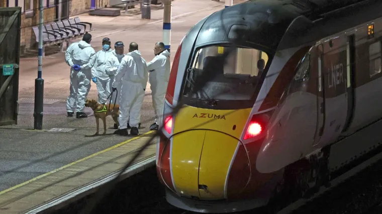 Muškarac izboden dok je spašavao djevojku u vlaku užasa! Svjedok: 'Mislili smo da je šala za Noć vještica'