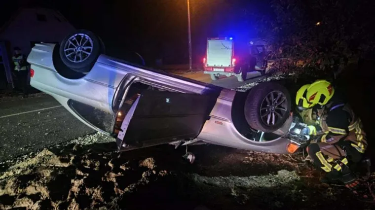 S 3,17 promila preživio nemoguće: Udario prometni znak, sletio u kanal, zabio se u most i završio na krovu