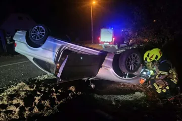 S 3,17 promila preživio nemoguće: Udario prometni znak, sletio u kanal, zabio se u most i završio na krovu