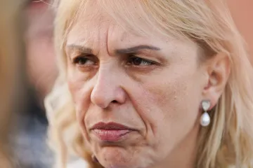 Okupljeni 20 minuta pljeskali majci mladića koji je poginuo u padu nadstrešnice: 'Izdala me Srbija'