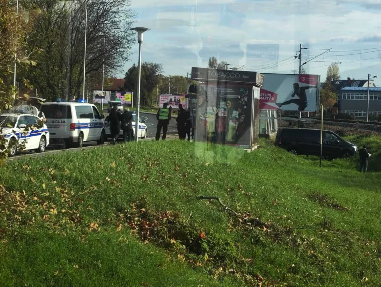 U crnom kombiju projurio kao metak, za njim tri policijska auta s rotirkama: Imamo video!