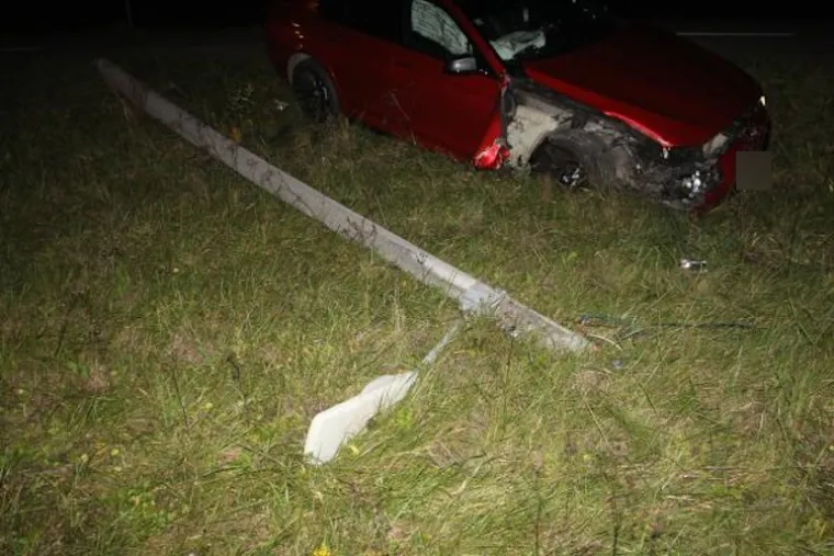 Pijan pokosio stup: Pogledajte što je ostalo od njegovog BMW-a