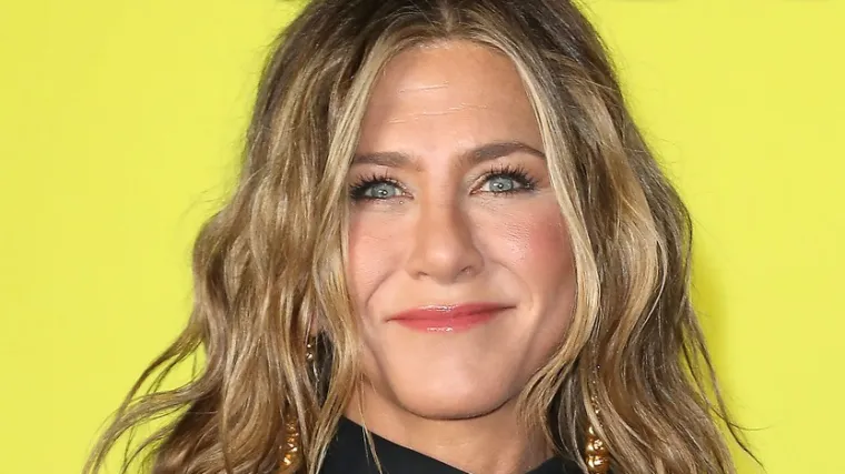 Nakon mjeseci šuškanja Jennifer Aniston objavila fotografiju kojom je služeno potvrdila vezu