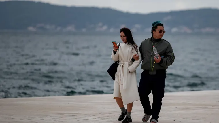 Unatoč oblacima, Zadrani su dan proveli vani: Pažnju ukrao strani par u romantičnoj šetnji