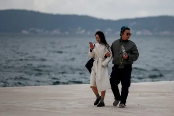 Unatoč oblacima, Zadrani su dan proveli vani: Pažnju ukrao strani par u romantičnoj šetnji