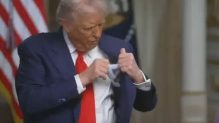 Trump izvukao papir iz sakoa: 'Donio sam popis, pogledajte ovo - Kosovo i Srbija...'