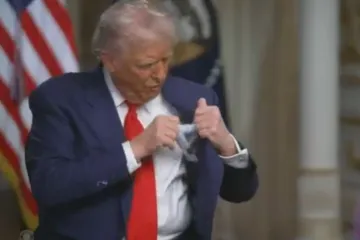 Trump izvukao papir iz sakoa: 'Donio sam popis, pogledajte ovo - Kosovo i Srbija...'