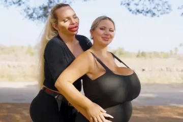 Cura s gigantskim grudima i njezina trans partnerica s još većim usnama dobile bebu