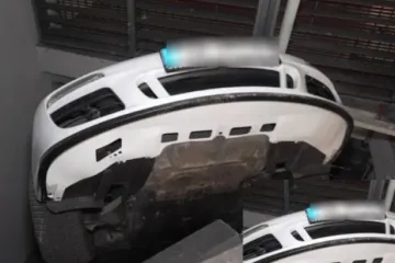 Porscheom probio zid garaže pa ostao visjeti: A kad vidite koliko vozač ima godina...