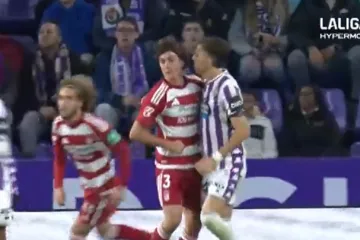 Ovakav crveni karton još nismo vidjeli: Dobio poljubac pa poludio