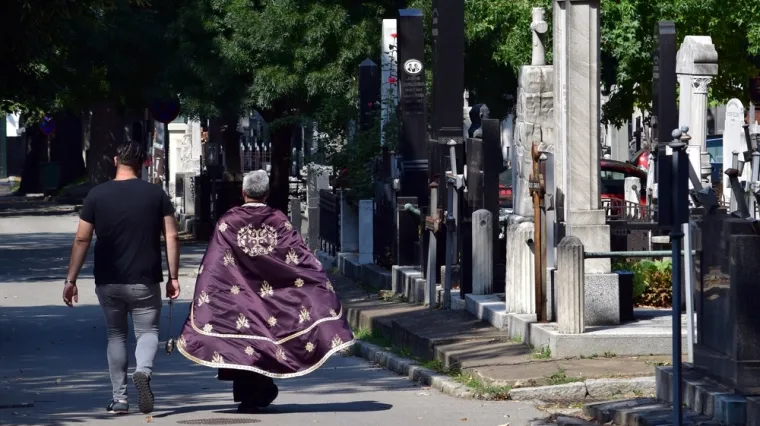 Bizaran incident na groblju na Dušni dan: Glumio je svećenika i pjevao za duše pokojnika