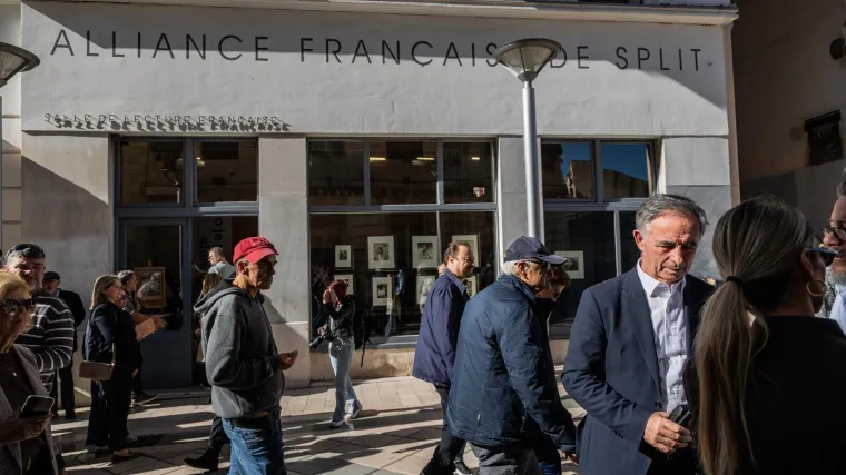 Policija spriječila novi incident? Dok su predstavnici SDSS-a držali presicu, okupili se mladići...