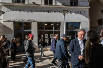 Policija spriječila novi incident? Dok su predstavnici SDSS-a držali presicu, okupili se mladići...