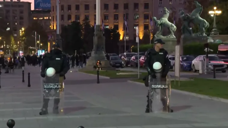 Naša reporterka u centru Beograda: 'Pogledajte prema kome je licima okrenut policijski kordon...'