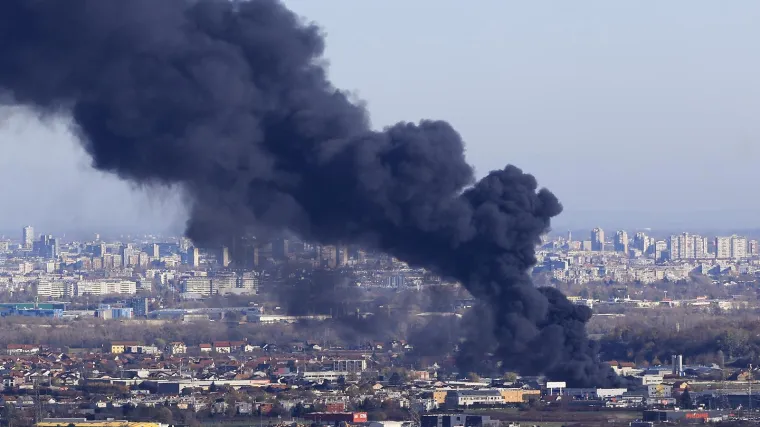 Goruće gume gasilo je 60 vatrogasaca! Evo kako je prošao pakleni utorak u Svetoj Nedelji