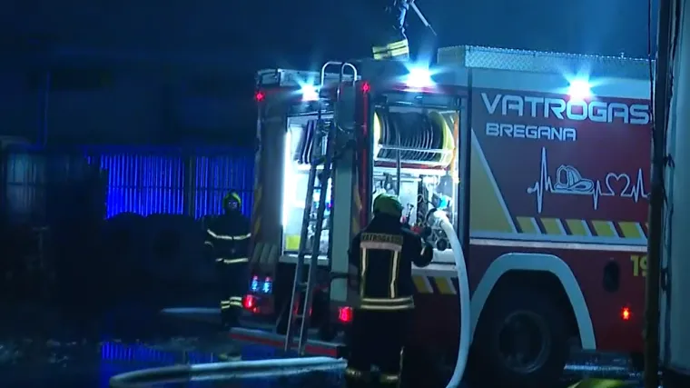 Požar u Svetoj Nedelji je pod kontrolom: 'Čeka nas sanacija oba skladišta do dugo u noć'