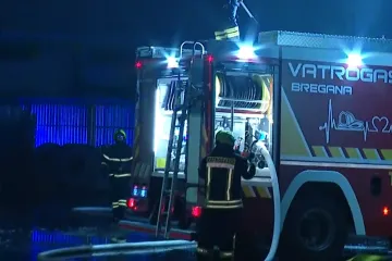 Požar u Svetoj Nedelji je pod kontrolom: 'Čeka nas sanacija oba skladišta do dugo u noć'