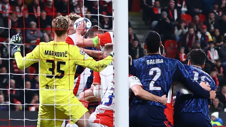 Arsenal slavio na krilima Merina uz kontroverzni penal, veliki bod Eintrachta kod Napolija