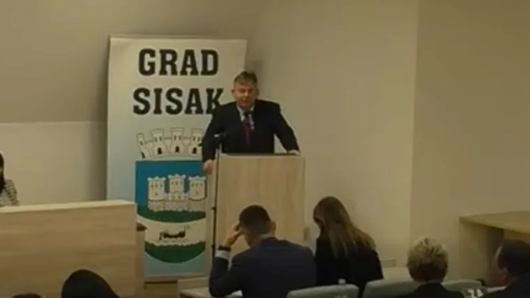 HDZ-ov vijećnik nije siguran koju je 'posluku porao': Pogledajte urnebesan govor u Sisku