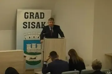 HDZ-ov vijećnik nije siguran koju je 'posluku porao': Pogledajte urnebesan govor u Sisku