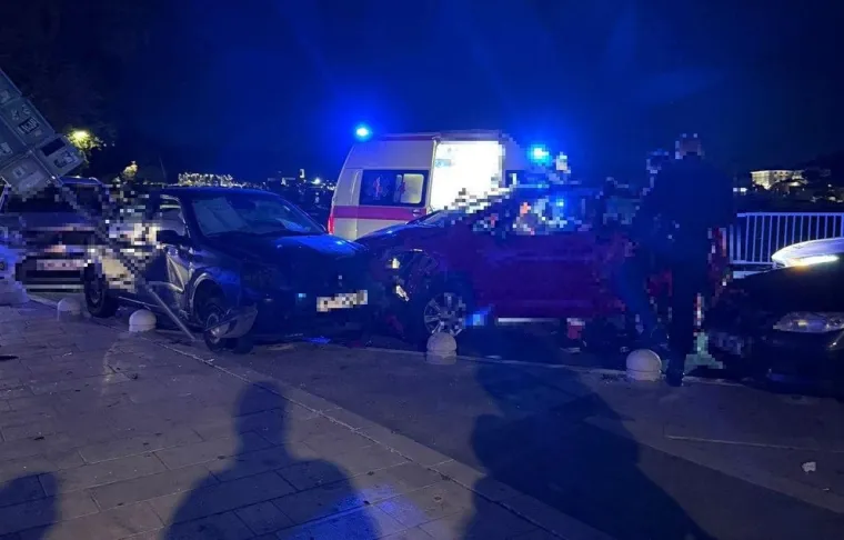 Teška prometna nesreća u Trogiru: Autom se zabio u više parkiranih automobila i poginuo