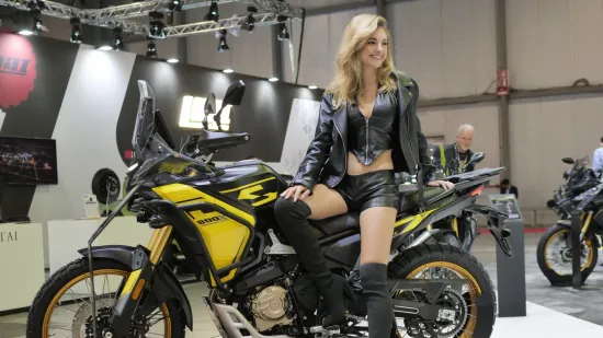 Zgodna plavuša u kožnjaku istaknula se u moru manekenki na sajmu motocikala