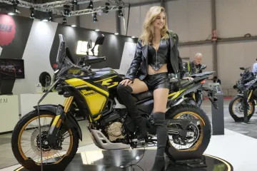 Zgodna plavuša u kožnjaku istaknula se u moru manekenki na sajmu motocikala