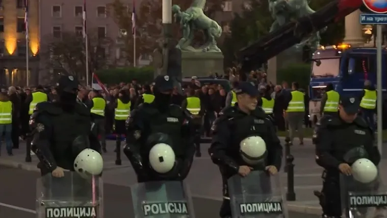 Ušli smo u Ćacilend i ugledali Vučićevog čovjeka koji štrajka glađu: Evo što sve tvrdi