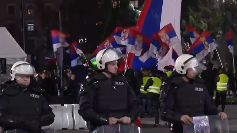 Tenzije na vrhuncu, ljudi u crnom stigli pred Skupštinu: Građani strahuju od ovog scenarija