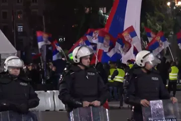 Tenzije na vrhuncu, ljudi u crnom stigli pred Skupštinu: Građani strahuju od ovog scenarija