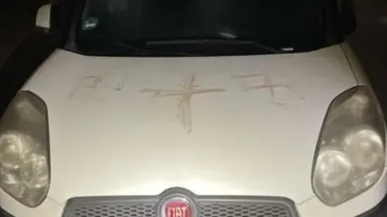 Jezivi prizori u Njemačkoj: Na 50 automobila ljude dočekale svastike išarane krvlju