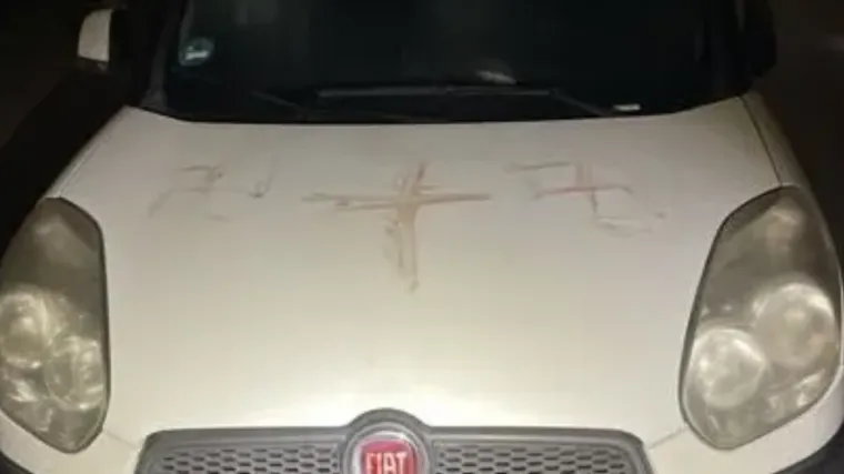 Jezivi prizori u Njemačkoj: Na 50 automobila ljude dočekale svastike išarane krvlju