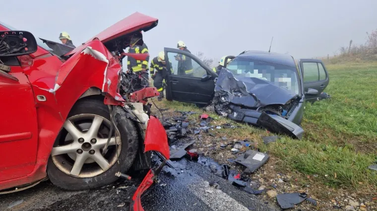 Težak frontalan sudar na Podravskoj magistrali: Troje hitno prevezeno u bolnicu