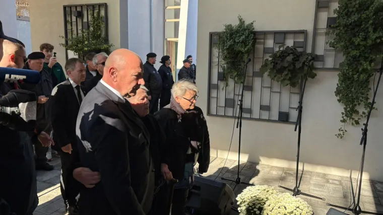 Dirljiv trenutak u Vukovaru: Majka se poklonila ispred lijesa svoga sina