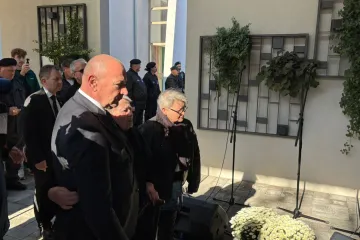 Dirljiv trenutak u Vukovaru: Majka se poklonila ispred lijesa svoga sina