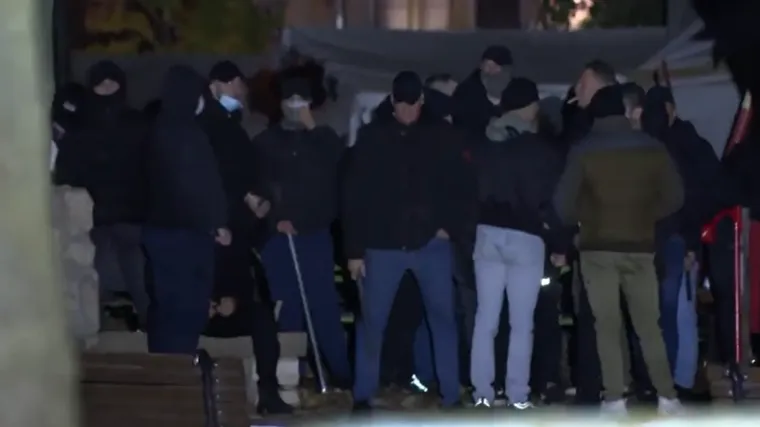 Jezive scene iz Beograda: Batinaši s letvama pozicionirani u Ćacilendu, pogledajte što su snimile naše kamere