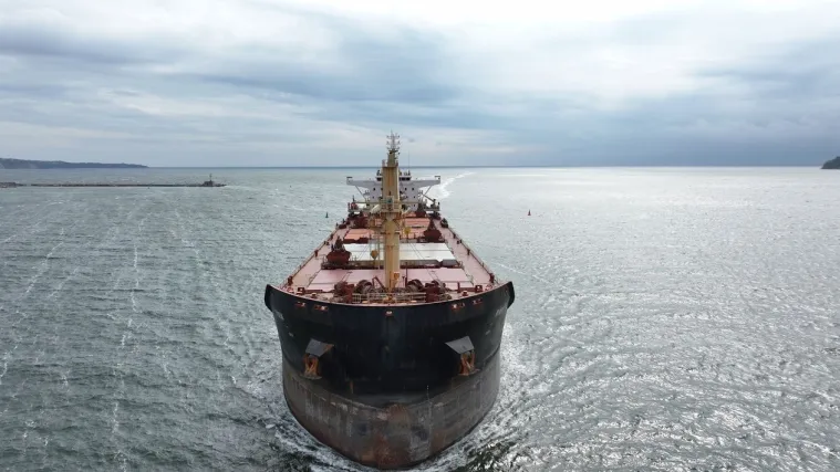 Gusari upali na brod, posada se skriva u sobi: 'Pucali su, ispaljena je i raketna granata'