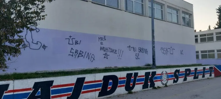 Na zidu školske dvorane u Splitu osvanuli grafiti s porukama mržnje prema Srbima