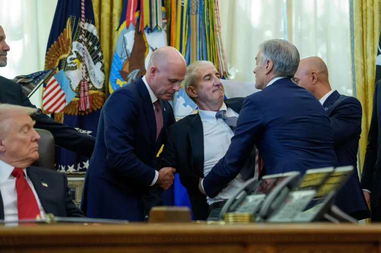 Čovjek se srušio usred presice u Bijeloj kući. Ljudi ismijavaju Trumpovu reakciju